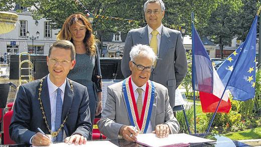 50 Jahrfeier in Châteaudun: Die Bürgermeister Alain Venot und Sebastian Remelé erneuern mit einer neuen Urkunde das 50 Jahre altes Freundschaftsversprechen unter den Augen der Kollegen Mana del Mar Romero aus Spanien und Daniela Hebnarova aus Tschechien.