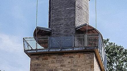 Nicht nur die Aussicht von oben ist beeindruckend, auch die Architektur des Aussichtsturms auf der Schwedenschanze ist ein Hingucker. Auf hinterindien.de ist der Wanderweg zu diesem &bdquo;Designerturm&ldquo; im September 2018 die Tour des Monats.