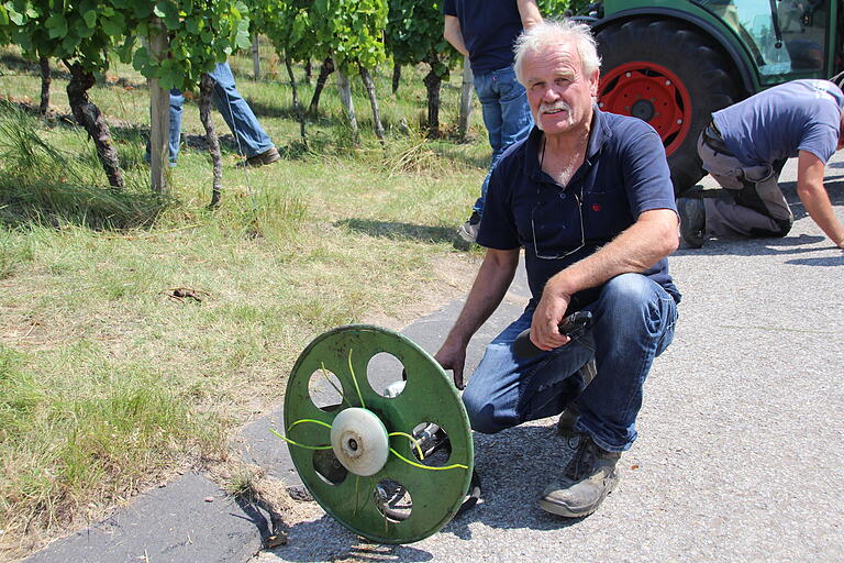 Der Landtechnikhersteller Klaus Theilmann aus Schweigen-Rechtenbach (Rheinland-Pfalz) hat diesen Unterstockfadenmäher für den Mäh-Einsatz in Weinbergen entwickelt. Das Gerät führte er auf Einladung des Maschinenrings Gerolzhofen in Oberschwarzach vor.&nbsp;