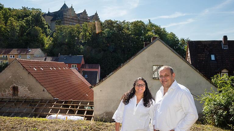 Im Schatten von Schloss Mainberg bauen Daniela und Volker Martin ein Hotel in die ehemalige Scheune (links). Das Wohnhaus hinter den beiden wird abgerissen .