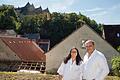 Im Schatten von Schloss Mainberg bauen Daniela und Volker Martin ein Hotel in die ehemalige Scheune (links). Das Wohnhaus hinter den beiden wird abgerissen .