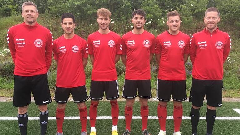Die Neuzugänge der FT Schweinfurt - von links: Torwarttrainer Thilo Hetterich, Kheder Fuaad (FC 06 Bad Kissingen), Marius Heinze (TSV Bergrheinfeld), Adrian Reith, Lukas Dinkel (beide TSV Großbardorf) und Trainer Adrian Gahn. Die Neuzugänge der FT Schweinfurt - von links: Torwarttrainer Thilo Hetterich, Kheder Fuaad (FC 06 Bad Kissingen), Marius Heinze (TSV Bergrheinfeld), Adrian Reith, Lukas Dinkel (beide TSV Großbardorf) und Trainer Adrian Gahn.