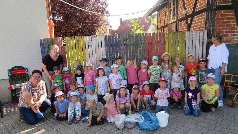 Kindergarten, Hort und Grundschule in Bastheim machten heuer beim „World Cleanup Day“ mit und befreiten die Umwelt von Unrat. Hier die Mädchen und Jungen aus dem 'Kinderland'.