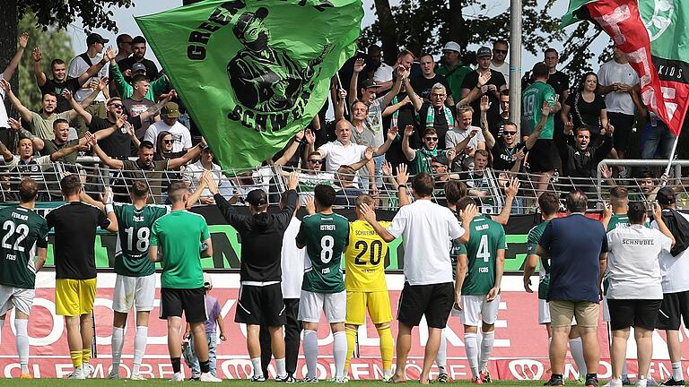 Gute Stimmung auch nach dem Derby? Gemeinsam am Zaun feiern würden Fans und Spieler des FC 05 Schweinfurt am liebsten nach dem Spiel gegen die Würzburger Kickers.