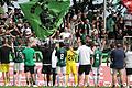 Gute Stimmung auch nach dem Derby? Gemeinsam am Zaun feiern würden Fans und Spieler des FC 05 Schweinfurt am liebsten nach dem Spiel gegen die Würzburger Kickers.