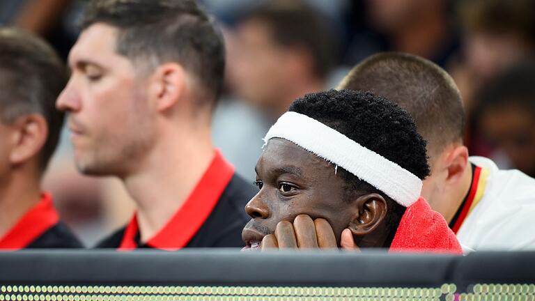 Deutschland - Niederlande       -  Kapitän der Weltmeister: Dennis Schröder beim Test in Hamburg.