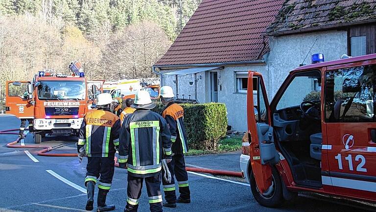 Alle Hilfe kam zu spät: Einsatzkräfte von Feuerwehr und Polizei fanden am Montagnachmittag in einem Wohnhaus im Weiler Schönbachsmühle (im Bild) die Leiche des 51-jährigen Bewohners. In dem Haus war es zu einem Schwelbrand gekommen.