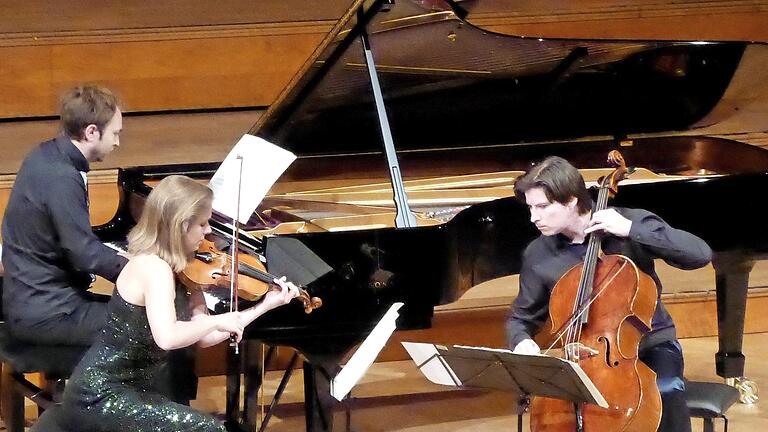 Julia Fischer (Violine), Herbert Schuch (Klavier() und Daniel Müller-Schott (Violoncello)  Foto: Gerhild Ahnert       -  Julia Fischer (Violine), Herbert Schuch (Klavier() und Daniel Müller-Schott (Violoncello)  Foto: Gerhild Ahnert