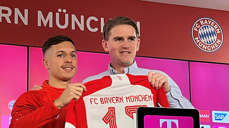 FC Bayern - Vorstellung von Bryan Zaragoza.jpeg       -  Die neue Nummer 17 des FC Bayern: Bryan Zaragoza (links, mit Sportdirektor Christoph Freund) wird gegen Mönchengladbach schon im Kader der Münchner stehen.