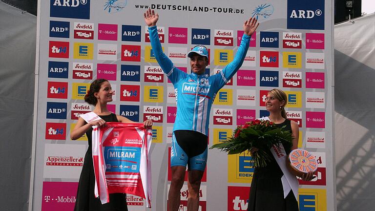 Erik Zabel bekommt bei der Siegerehrung das Trikot des Punktbesten der Tour überreicht.&nbsp;