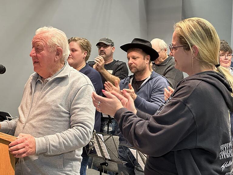 Mit stehenden Ovationen wurde Theo Memmel als langjähriger Organisator der Sulzfelder Plankirchweih verabschiedet. Bettina Kuhn ist seine Nachfolgerin. Mit stehenden Ovationen wurde Theo Memmel als langjähriger Organisator der Sulzfelder Plankirchweih verabschiedet. Bettina Kuhn ist seine Nachfolgerin.