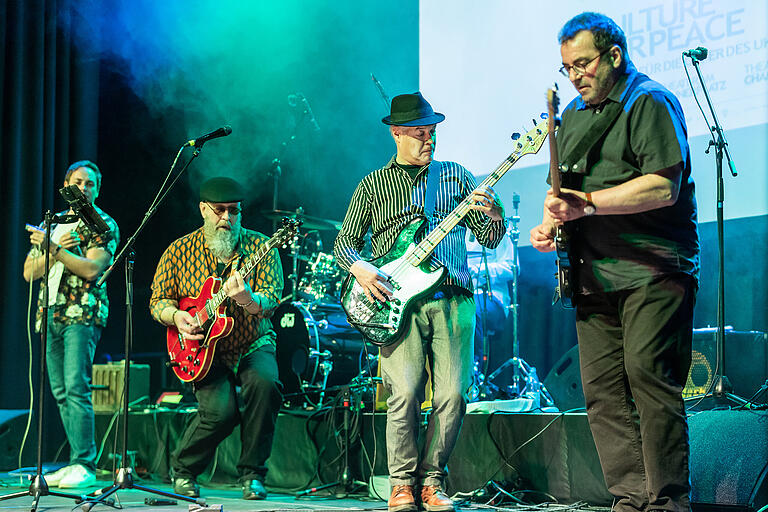 Die Band Mucho Mojo stand auch beim großen Benefiztag 'Culture for Peace' 2022 auf der Bühne und sorgte für musikalische Unterhaltung. Die Band Mucho Mojo stand auch beim großen Benefiztag 'Culture for Peace' 2022 auf der Bühne und sorgte für musikalische Unterhaltung.