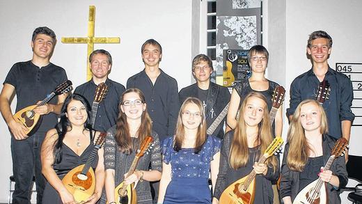 Begeisterten ihr Publikum: Das Zupfensemble „Saitkick“ mit (hinten von links) Maximilian Zink, Benedikt Behringer, Simon Krapf, Christian Hillenbrand, Katja Willacker, Marco Götz, (vorne von links) Heidi Siepak-Roth, Julia Lubschik, Gastsängerin Rebecca Pitter, Katharina Blaurock und Sophia Kundmüller. Begeisterten ihr Publikum: Das Zupfensemble „Saitkick“ mit (hinten von links) Maximilian Zink, Benedikt Behringer, Simon Krapf, Christian Hillenbrand, Katja Willacker, Marco Götz, (vorne von links) Heidi Siepak-Roth, Julia Lubschik, Gastsängerin Rebecca Pitter, Katharina Blaurock und Sophia Kundmüller.