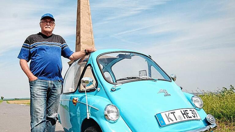 Ein Schmuckstück in Hellblau beim kurzen Stopp vor der Mautpyramide an der B 13: Der Heinkel-Kabinenroller von Winfried Heinkel aus Gnodstadt wird einer der Stars beim Oldtimer und Heinkel-Treffen &ndash; zum 60. &bdquo;Geburtstag&ldquo; des Kleinwagens vom 26. bis 29. Mai in Gnodstadt.