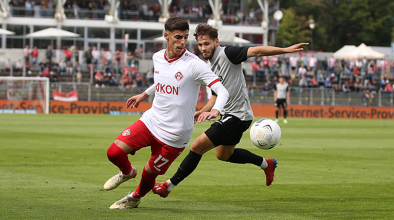 Starke Ballbehandlung: Ivan Franjic (vorne) im Zweikampf mit Augsburgs Tobias Heiland.