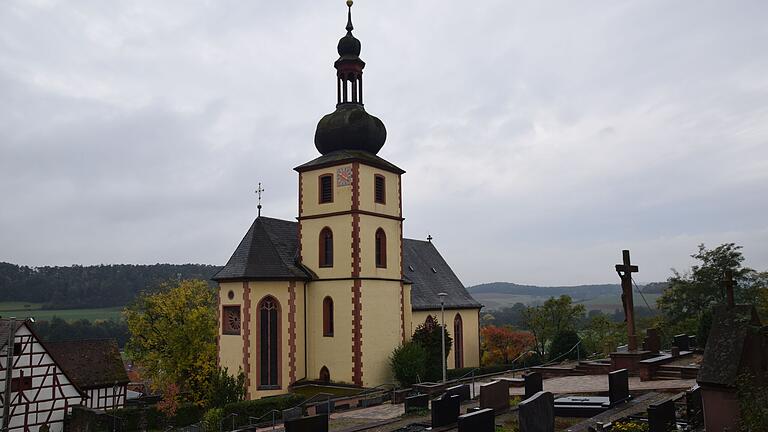 Die Pfarrkirche St. Vitus in Karbach bedarf einer Generalsanierung des Innenraums. Errichtet wurde sie einst von Fürstbischof Julius Echter. Die Pfarrkirche St. Vitus in Karbach bedarf einer Generalsanierung des Innenraums. Errichtet wurde sie einst von Fürstbischof Julius Echter.