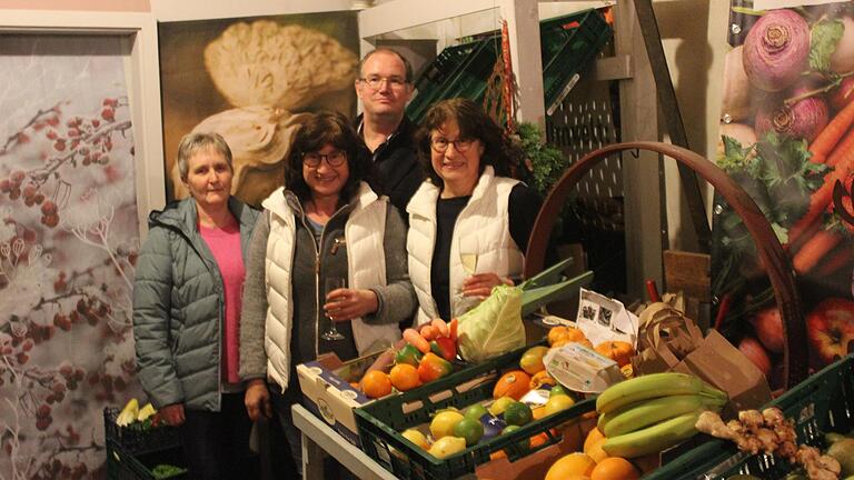 Seit 25 Jahren gibt es die Großlangheimer Blumenschmiede, in der Christel Mrfka und Helga Grebner für Obst, Gemüse, verschiedene Lebensmittel sowie Blumen und Deko-Artikel sorgen. Zum Jubiläum gratulierten auch Hausherrin Margret Sterk (links) und Bürgermeister Peter Sterk