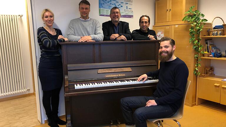 Im Bild: Kelly Schepers (Leiterin CICSüd) ), Mario Steinert (Kaufmännischer Geschäftsführer Stiftung Hör- Sprachförderung), Jürgen Wohlfart (Umzüge Würzburg), Emanuele La Rosa (Stadtrat) und am Klavier, Felix Leitner (Musiktherapeut CICSüd). Im Bild: Kelly Schepers (Leiterin CICSüd) ), Mario Steinert (Kaufmännischer Geschäftsführer Stiftung Hör- Sprachförderung), Jürgen Wohlfart (Umzüge Würzburg), Emanuele La Rosa (Stadtrat) und am Klavier, Felix Leitner (Musiktherapeut CICSüd).