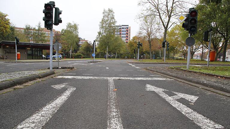 Welche Ausfahrt wird's denn werden für den Neubau des Friederike-Schäfer-Heims? Im Stadtrat gab es eine mehrstündige, heftige Diskussion über den Vorschlag der Verwaltung, doch nicht am Verkehrsübungsplatz zu bauen, sondern frühestens in zehn Jahren einen Heim-Neubau anstelle des Friedrich-Rückert-Baus zu realisieren. Welche Ausfahrt wird's denn werden für den Neubau des Friederike-Schäfer-Heims? Im Stadtrat gab es eine mehrstündige, heftige Diskussion über den Vorschlag der Verwaltung, doch nicht am Verkehrsübungsplatz zu bauen, sondern frühestens in zehn Jahren einen Heim-Neubau anstelle des Friedrich-Rückert-Baus zu realisieren.