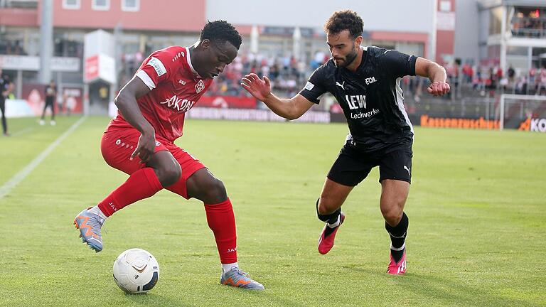 Versuchte es, blieb aber erfolglos: Benjika Caciel (FC Würzburger Kickers) im Duell mit Luis Sailer Fidalgo (FC Memmingen).