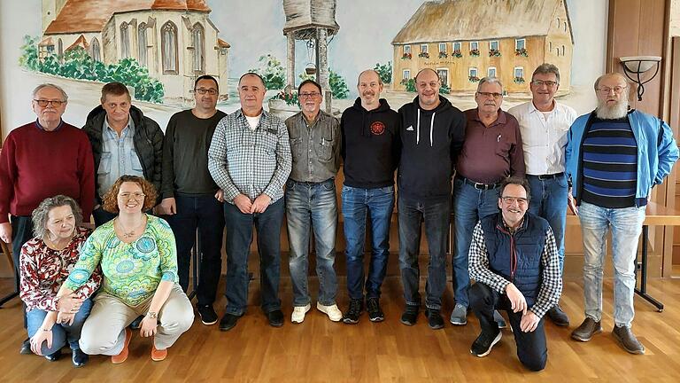 Im Bild Lustige Buben Wenighösbach (2. Platz): Joachim Maidhof - Klaus Schäfer - Matthias Riedl - vorne: Nadja und Nina Müller  - Skatfreunde Lohr (Sieger): Peter Mehrlich - Helmut Lippert - Thomas Walter - Carsten Tully  -  Skatfreunde Billingshausen (3. Platz): Wenzl Waldmann - Rolf Diehm - Klaus Ordnung - vorne: Frieder Hüsam.