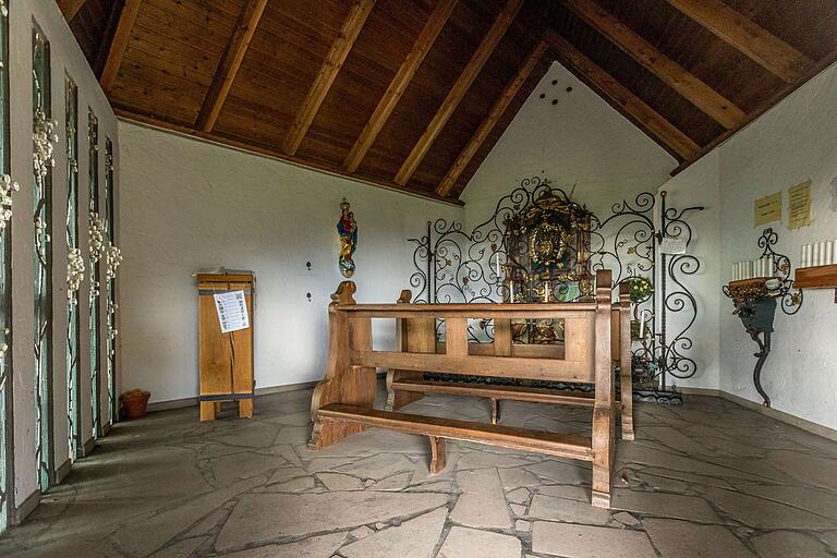 Klassisch im Inneren: Blick in die Vierzehn-Nothelfer-Kapelle oben auf dem Weinberg von Oberschwarzach. Klassisch im Inneren: Blick in die Vierzehn-Nothelfer-Kapelle oben auf dem Weinberg von Oberschwarzach. 