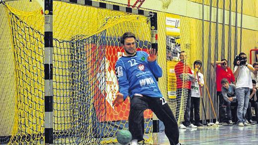 Der Mann mit den zwei Gesichtern: Max Brustmann, Torhüter der Rimparer Handballer.