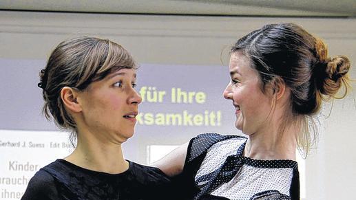 Spontan: Lena Försch (rechts) und Kati Schweitzer vom Improtheater &bdquo;Kaktus&ldquo; offenbarten beim ersten Familientag des Landkreises ihre ganz persönliche Lernfähigkeit. Musikalisch begleitet von Jan Höcker, verwandelten sie spielerisch Vorgaben aus dem Publikum zu Emotionen oder Geschichten. Foto: D. Gürz