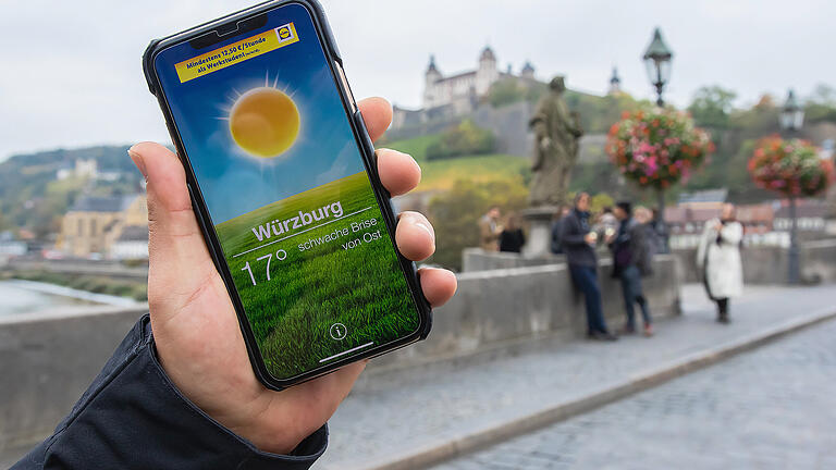 Würzburg: der Himmel ist komplett bewölkt und alles Grau in Grau. Verschiedenen Wetter-Apps zeigen allerdings eine andere Prognose.