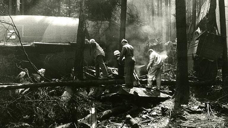 Absturz einer Transall am 11. Mai 1990 im Wald beim Lohrer Stadtteil Rodenbach. Die zehn Insassen kamen dabei ums Leben.