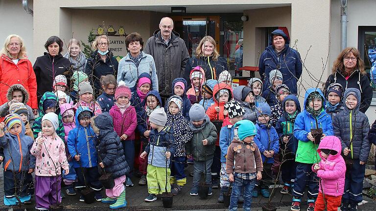 55 kleine Hainbuchen bekamen die Kinder des Kindergartens Gückernest anlässlich des 'Tag des Baumes' von der Gemeinde Rannungen. Bürgermeister Fridolin Zehner (Bildmitte) und Werner Keller, der Vorsitzende der Ortsgruppe Rannungen des Bund Naturschutz, überreichten sie.       -  55 kleine Hainbuchen bekamen die Kinder des Kindergartens Gückernest anlässlich des 'Tag des Baumes' von der Gemeinde Rannungen. Bürgermeister Fridolin Zehner (Bildmitte) und Werner Keller, der Vorsitzende der Ortsgruppe Rannungen des Bund Naturschutz, überreichten sie.