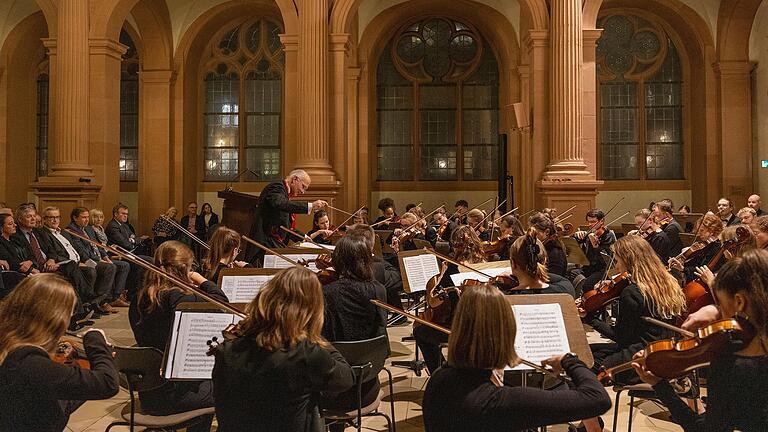 Leiter und Dirigent Markus Popp hatte sein Akademisches Orchester aus Studierenden der Uni Würzburg wieder bestens auf das Festkonzert vorbereitet. Leiter und Dirigent Markus Popp hatte sein Akademisches Orchester aus Studierenden der Uni Würzburg wieder bestens auf das Festkonzert vorbereitet. 