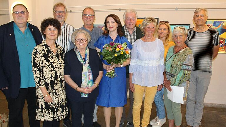 Die Künstlergruppe Cameo bei der Vernissage in Gemünden mit Drittem Bürgermeister Jürgen Stich (links), Kulturamtsleiterin Jana Blaic (Mitte) und Manfred Neuner (rechts).