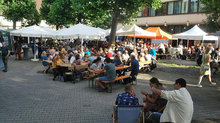 Am Tauberufer findet das Creglinger Weinfest statt.