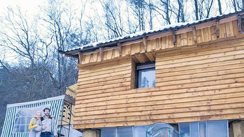 Einteilungssache: Ein Zelt vor dem Haus bietet zusätzlichen Stauraum.