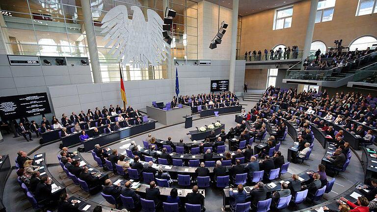 Bundestag       -  Der Bundestag stimmt über die Reform der Finanzbeziehungen von Bund und Ländern ab. Foto: Wolfgang Kumm