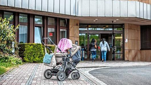 Wenn es nach dem Willen der Klinikleitung gegangen wäre, dann hätten die Haßberg-Kliniken schon im Sommer Strukturreformen umgesetzt. Nun hat der Verwaltungsrat des Kommunalunternehmens allen Maßnahmen, insbesondere der Schließung der Haßfurter Geburtsabteilung und der Umwandlung des Krankenhauses Hofheim in ein MVZ, bis Jahresende einen Riegel vorgeschoben.