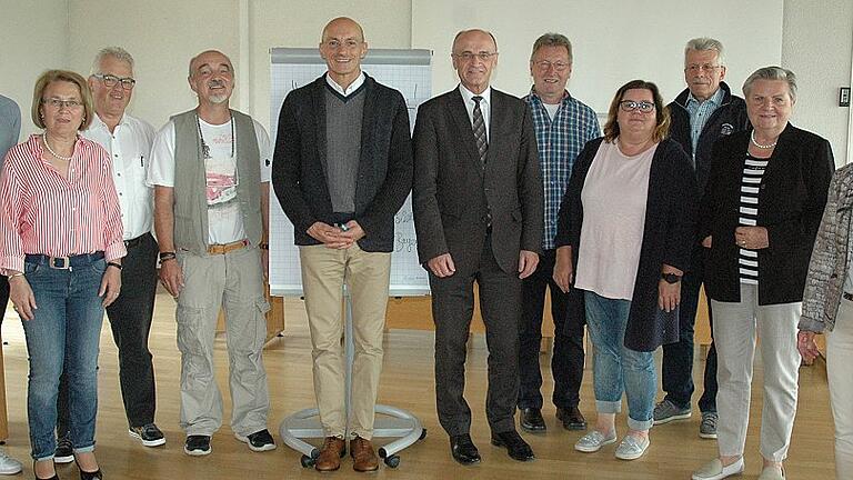 Neue Impulse für ihre tägliche Arbeit erhielten die kommunalen Seniorenvertretungen des Landkreises Haßberge bei einem Seminar im Landratsamt. Das Bild zeigt die Teilnehmer zusammen mit dem Seniorenkoordinator des Landkreises, Joachim Mattheus (4. von links), Referent Jürgen Griesbeck von der Seniorenakadamie Bayern (5. von links) und Landrat Wilhelm Schneider (Mitte).