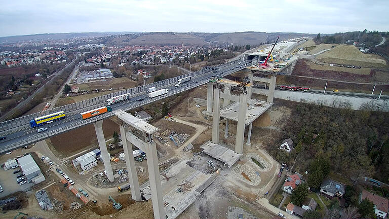 Wie bizarre Gerippe ragen die verbliebenen Pfeiler der alten A3-Talbrücke Heidingsfeld auf. Dahinter rollt der Verkehr auf der fertiggestellten Richtungsfahrbahn Frankfurt.