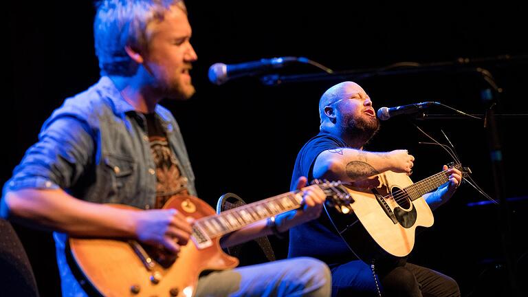 Eingespieltes Duo: Tobias Niederhausen und Andreas Kümmert in der Würzburger Posthalle.