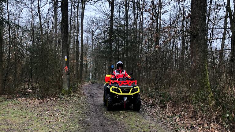 Bernd Pfaff fährt mit dem Quad (ATV) auf einem unbefestigten Waldweg am Schwanberg Bernd Pfaff fährt mit dem Quad (ATV) auf einem unbefestigten Waldweg am Schwanberg