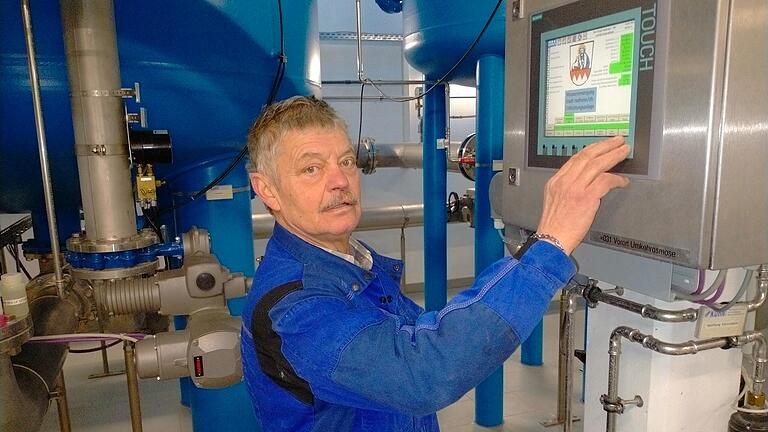 Die Technik ist inzwischen moderner, als sie es noch vor 40 Jahren war: Hans-Peter Wagner prüft die Messwerte der Enthärtungsanlage im Wasserwerk Hofheim-Lendershausen.