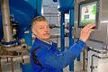Die Technik ist inzwischen moderner, als sie es noch vor 40 Jahren war: Hans-Peter Wagner prüft die Messwerte der Enthärtungsanlage im Wasserwerk Hofheim-Lendershausen.