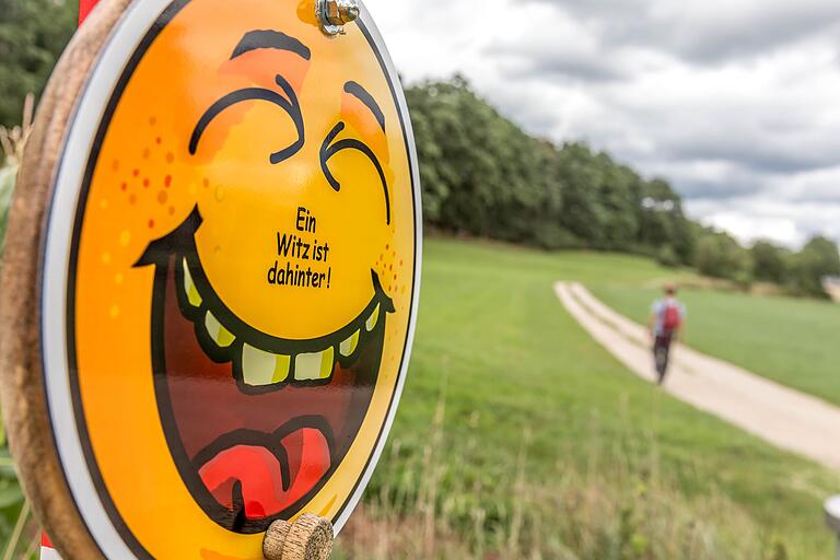 Unterwegs auf dem neuen Witzewanderweg im mittelfränkischen Rohr. Hinter der Drehscheibe verbergen sich Witze zum Lesen.