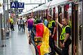 Fußballfans am Bahnhof       -  Die Versprechungen der Deutschen Bahn vor der EM seien &bdquo;mehr als optimistisch&rdquo; gewesen, kritisiert der Fahrgastverband Pro Bahn.