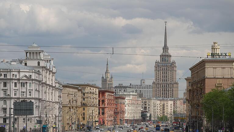 Verkehr in Moskau       -  Lange gab es in Moskau einen Europaplatz, den die Behörden nun wohl auch aus Ärger über die EU in Platz Eurasiens umbenannt haben. (Archivbld)