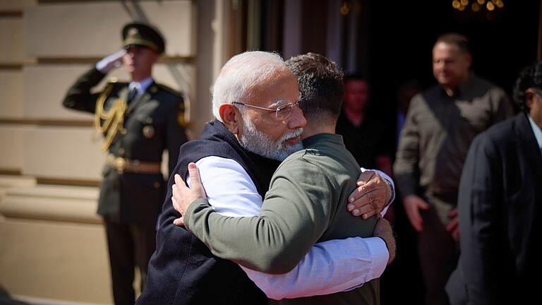 Indischer Premierminister Modi besucht Kiew       -  Auch Selenskyj bekommt seine Umarmung von Modi - genauso wie wenige Wochen zuvor Kremlchef Putin.