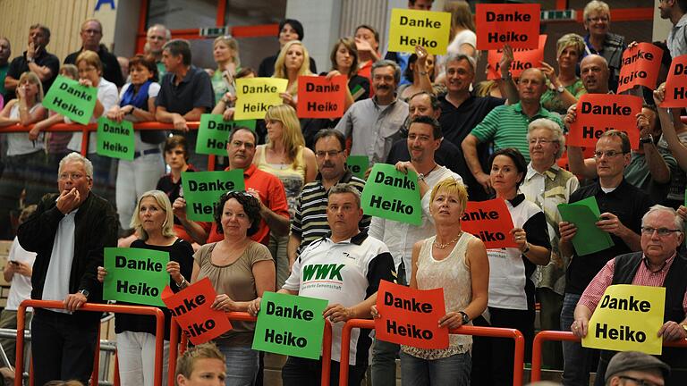 Abschied im Frühjahr 2012: Das Publikum in der Rimparer Dreifachhalle lässt Heiko Karrer in seinem letzten Heimspiel als Rimparer Trainer hochleben. Heute heißt das Team Wölfe Würzburg und trägt seine Spielr in der tectake Arena aus. Abschied im Frühjahr 2012: Das Publikum in der Rimparer Dreifachhalle lässt Heiko Karrer in seinem letzten Heimspiel als Rimparer Trainer hochleben. Heute heißt das Team Wölfe Würzburg und trägt seine Spielr in der tectake Arena aus.