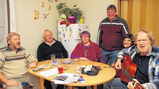 Zum Singen von Weihnachtsliedern versammeln sich Peter Schmitt, Interpret Linth Hendriksen, Rita Schmitt, Michael Laaser, Medium Chantal und Schlagerstar Gunter Gabriel (von links).