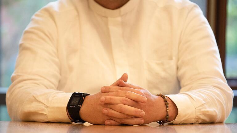 Der wegen sexuellen Missbrauchs noch nicht rechtskräftig verurteilte Priester sieht sich unschuldig. Seine Verteidigerin legte deshalb gegen das Urteil des Schöffengerichts Bad Kissingen Berufung ein.